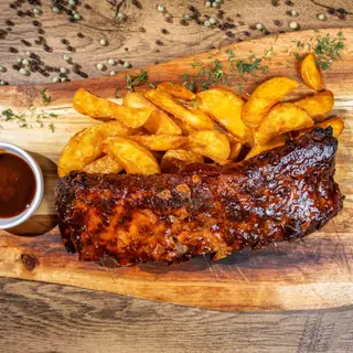 Scăricică de porc la cuptor cu sos barbeque și cartofi wedges