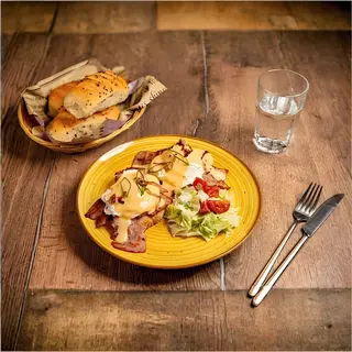 Ouă benedict cu salsa de queso și bacon