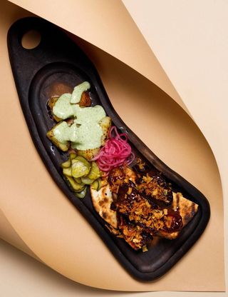 Ребра BBQ з картоплею, маринованим огірком та маринованою цибулею