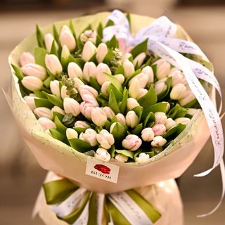 Buchetul perfect: 101 lalele albe si un motiv in plus sa zambeasca