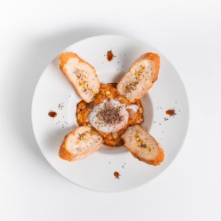 Huevo Pochè con habitas ,setas y boletus 