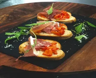Bruschete cu prosciuto crudo