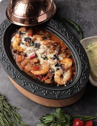 Запеченные креветки с овощами