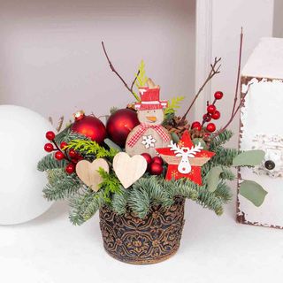 Aranjament cu brad si globuri rosii