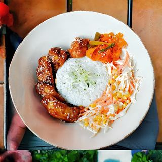 Riža sa piletinom / KOREAN CHICKEN WINGS RICE BOWL