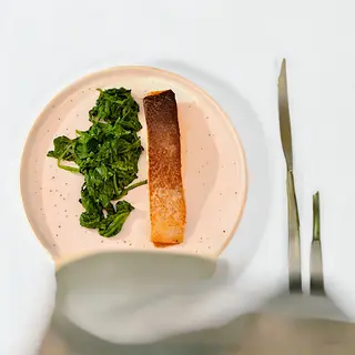 Trancio di salmone con spinaci ripassati