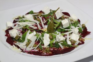 Carpacio z buraków z serem Favita i rukolą