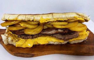 Hamburger, bacon, cheddar e patate