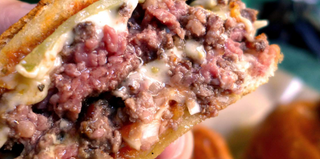 Vaca madurada, queso  cabra, mermelada de bacon, doble huevo, nuestra salsa