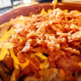 Papas Con Queso Y Bacon (Ración) 