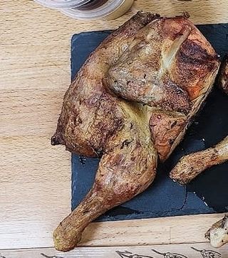 Medio pollo a la brasa con salsa