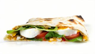 Piadina con mozzarella di bufala, lattuga, pomodoro e origano