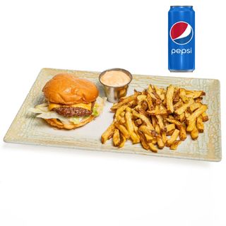 Jalapeno Hot Burger cu cartofi prajiti si sos calipso
