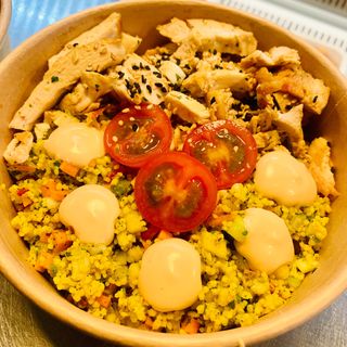 Ensalada tabouleh, de pollo salteado con mahonesa oriental.