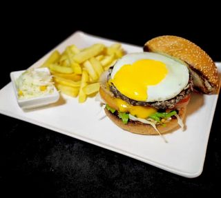 Burger à cheval + frites