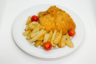 Snitel de pui cu cartofi prajiti