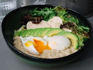 Вівсянка з відвареною куркою, яйцями пашот та авокадо (465g)