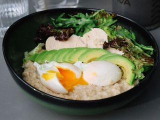 Вівсянка з відвареною куркою, яйцями пашот та авокадо (465g)