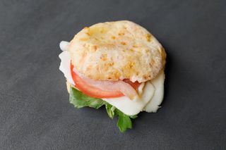 Tapioka sendvič mesni s pršutom