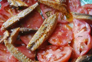 Tomate corazón de toro con caballa