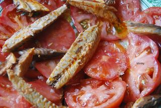 Tomate corazón de toro con caballa
