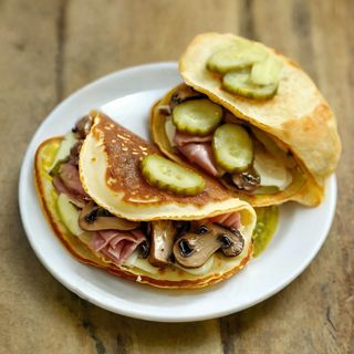 Naleśnik 2 szt. z pieczarkami, szynka, ser żółty, ogórek kiszony