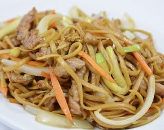 Tallarines fritos con ternera
