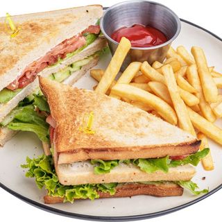 Клаб сэндвич с лососем холодного копчения 