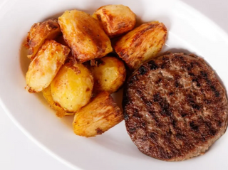 Hamburger di scottona al piatto da 200 g con contorno