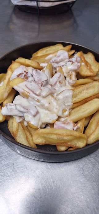 Пържени картофки с бекон и чедър сос