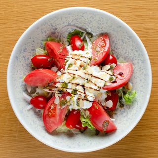 Салата с домати и страчатела