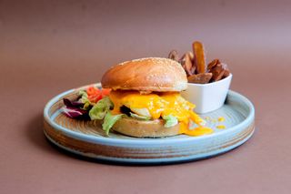 Black Angus Cheeseburger , cartofi Wedges si sos Roze