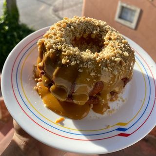 Mini bolo Vulcão Doce de Leite e amendoim 