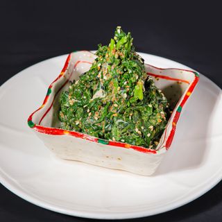 Spinaci con dressing di sesamo