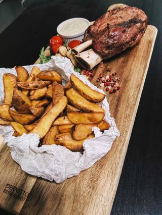 Ciolan de porc cu cartofi wedges și sos de hrean