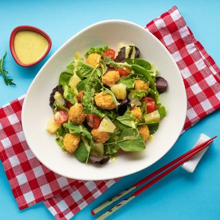 Салат з чікен попкорном