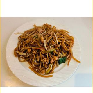 Tallarines fritos con pollo