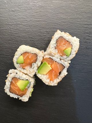 uramaki salmone