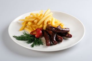 Carnati de Plescoi cu cartofi prajiti