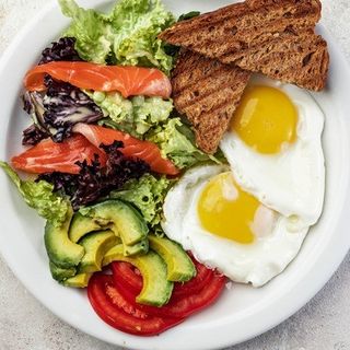 Сніданок з лососем слабосолоним