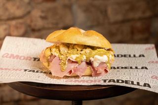 19 Prosciutto cotto, stracciatella, pesto di pistacchi, tarallo sbriciolato