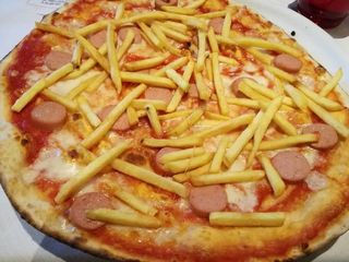 Pizza  Würstel patatine 