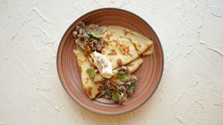 Блины с томлёной говядиной и грибами