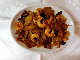 81. Gambas salteadas con bambú y setas chinas