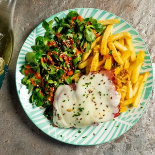 Snitzel pui cu bacon si mozzarella gratinat ,cartofi dippers