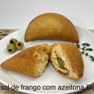 Rissol de Frango e Azeitonas
