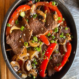 Телятина з овочами під устричним соусом 300г