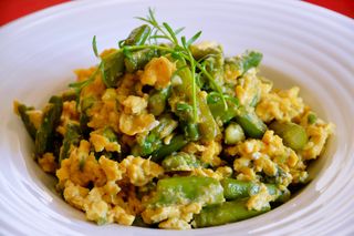 Ovos Mexidos com Espargos e Alecrim