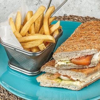 Сендвич с ветчиной и картофелем фри