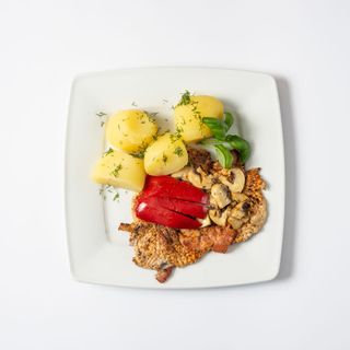 Schab cygański, ziemniaki, surówka 